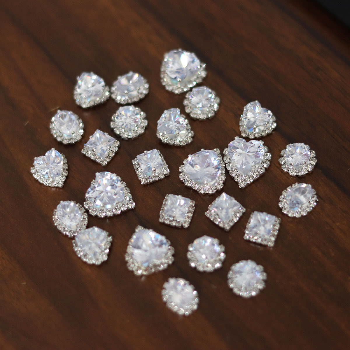 银白闪亮锆石爱心椭圆手缝爪钻