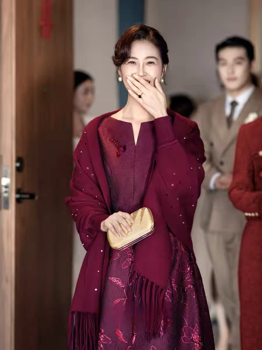 婚宴喜婆婆妈妈婚礼外搭披肩女秋冬配旗袍保暖加厚酒红色斗篷外套
