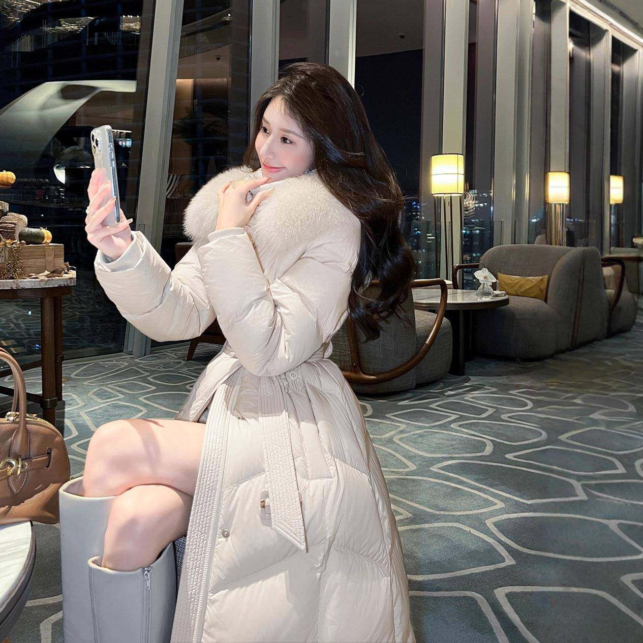 高级感狐狸大毛领收腰显瘦羽绒服2025冬季新款女长款过膝加厚外套