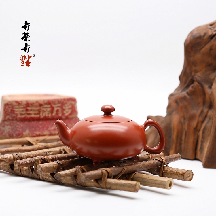 池松荣【荣记】：1961年出生于潮州枫溪陶艺世家，自幼随父亲学艺，深谙制壶心法。1986年创立【荣记】手拉壶艺工作室。在秉承祖傅制壶工艺基础上，博采众长，改良创新，其作品拔质地坚实细腻，蓄热时间长，面善发茶香，手感润滑，光泽亮丽而被海内外行家和商家冠于【大红袍】之美称。