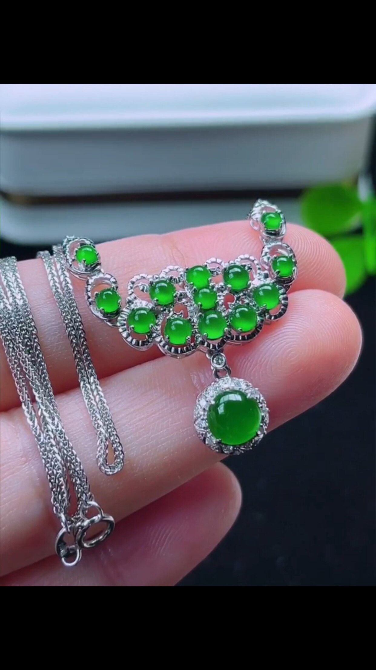 18k金钻镶嵌冰阳绿蛋面锁骨链项链镶嵌款翡翠意思a货冰种项链