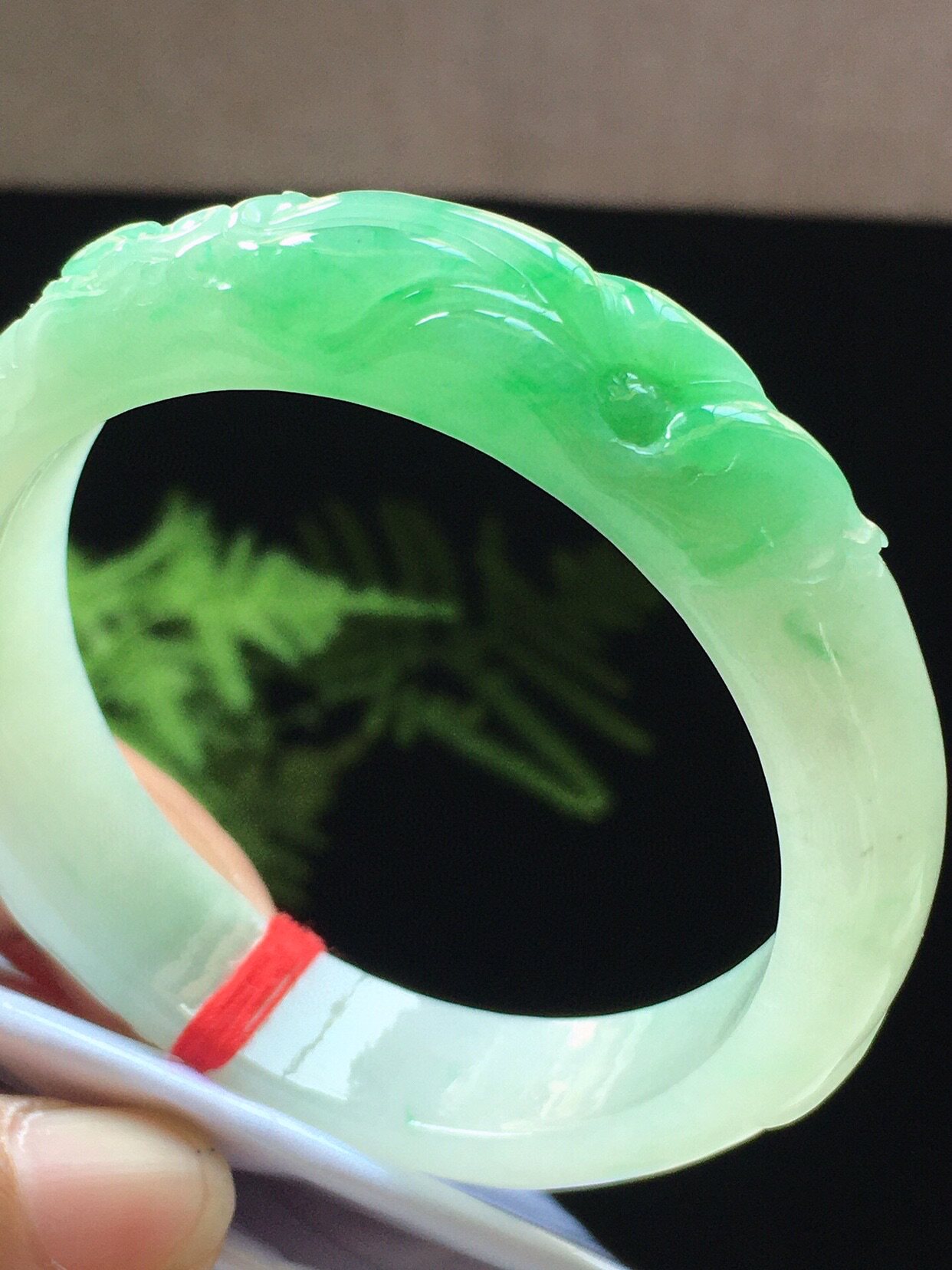 天然翡翠a货玉手镯飘绿阳绿雕花翡翠正圈55-56圈口正品缅甸玉石