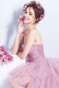 The wedding dresses of the bride wedding dress after the pink dresses are short and the wedding dresses of the weddin