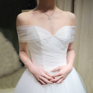 A shoulder princess bride to fix a big tailed wedding dress