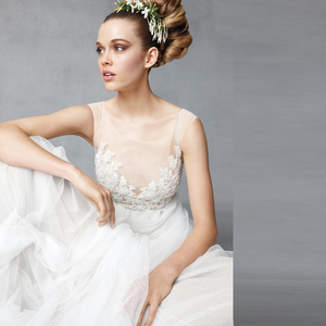 Take a vacation tour of the lawn outdoor seaside beach scenery bride light wedding dress