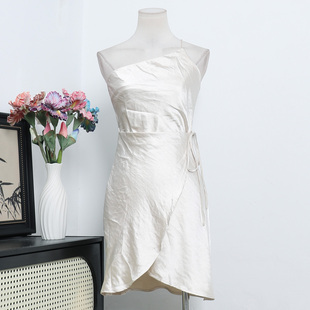 澳洲单小众设计性感辣妹丝滑缎面收腰显瘦斜肩不规则连衣裙A3