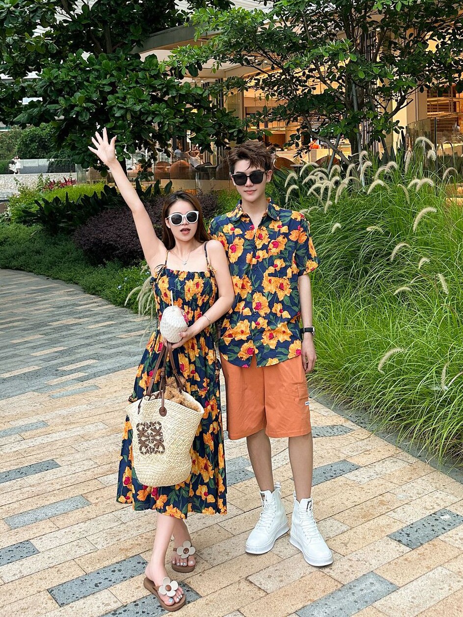 해변 휴가 해변 부모와 자식 여름 옷 3인 가족 꽃무늬 서스펜더 스커트 드레스 셔츠 모녀 슈트