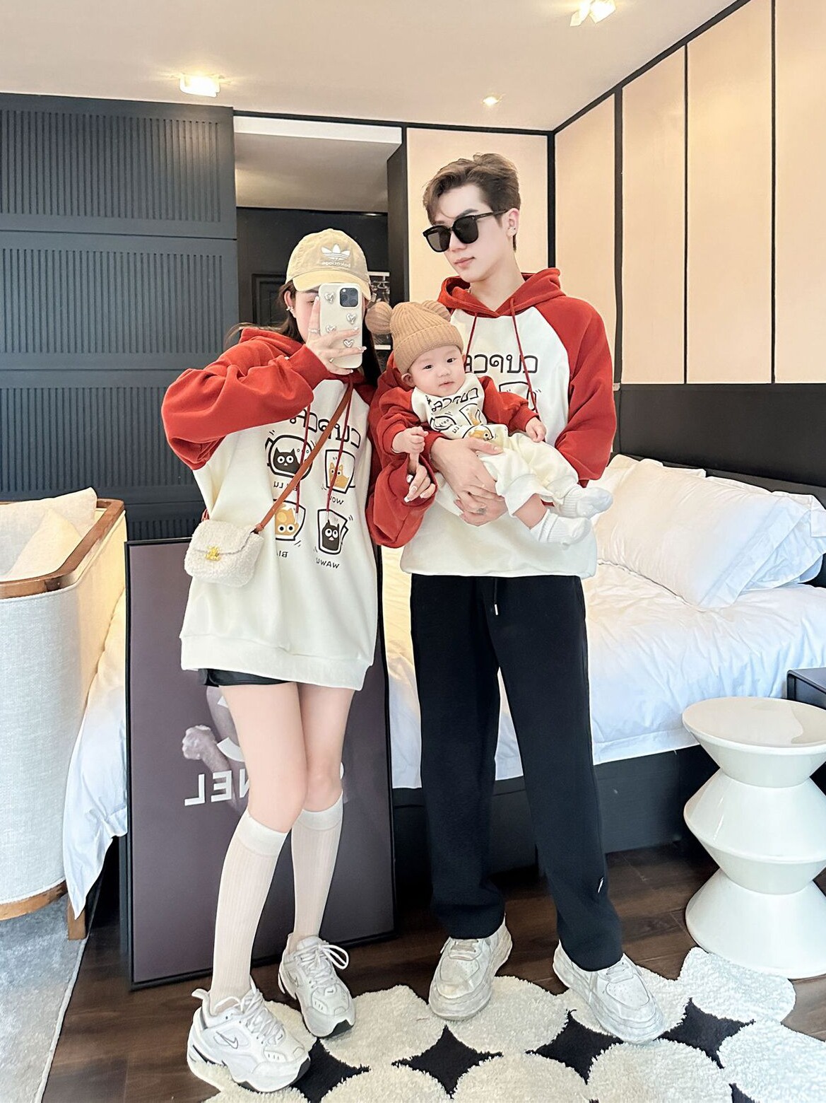 3 4인 가족을 위한 가을 겨울 친자복 엄마와 아이 엄마와 딸을 위한 대비되는 컬러의 후드 스웨트셔츠 벨벳 가족복