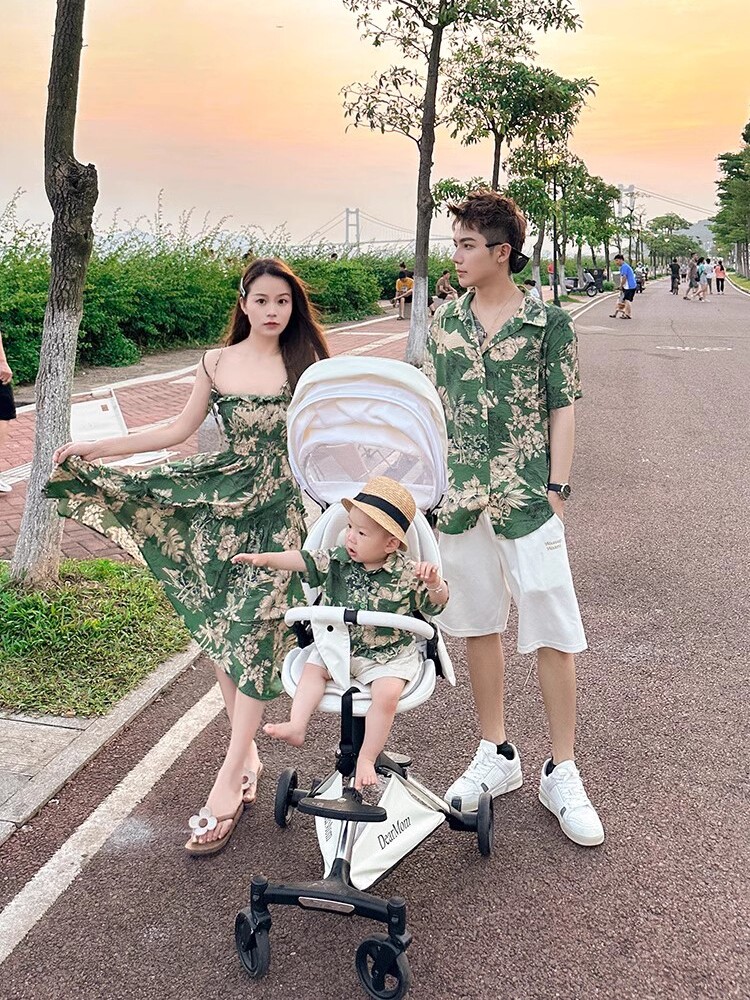 해변 휴가 해변 부모-자식 복장 여름 세 가족 꽃무늬 쉬폰 드레스 루즈한 셔츠 모녀 모자 복장