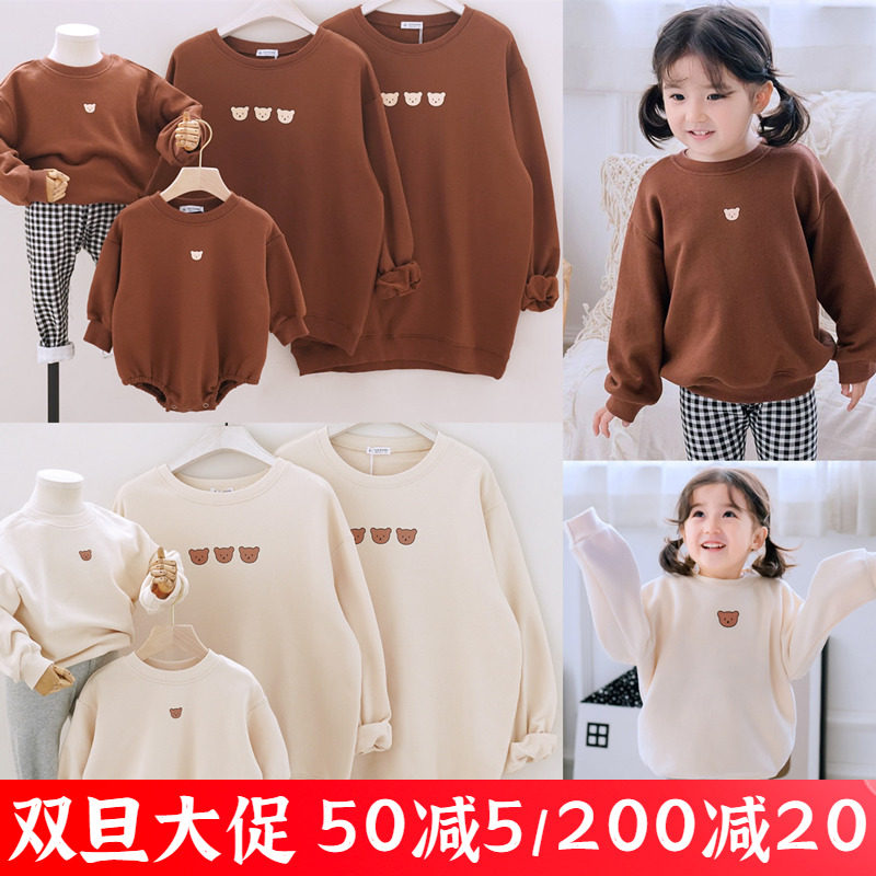 3 4인 가족을 위한 가을 겨울 루즈한 스웨트셔츠. 한국 스타일의 엄마와 딸 가족 의상에 벨벳을 더한 제품입니다