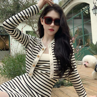 早秋 吊带连衣裙两件套夏小众设计撞色条纹套装 法式 小香风针织开衫