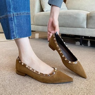 显瘦简约风百搭通勤女鞋 绒面铆钉低跟2025新款 女法式 浅口尖头单鞋