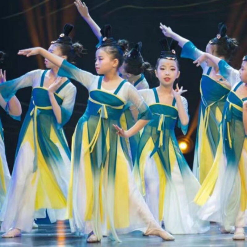 儿童古典民族演出服飘逸仙气中国风扇子纱衣舞蹈服汉服表演服女童图片
