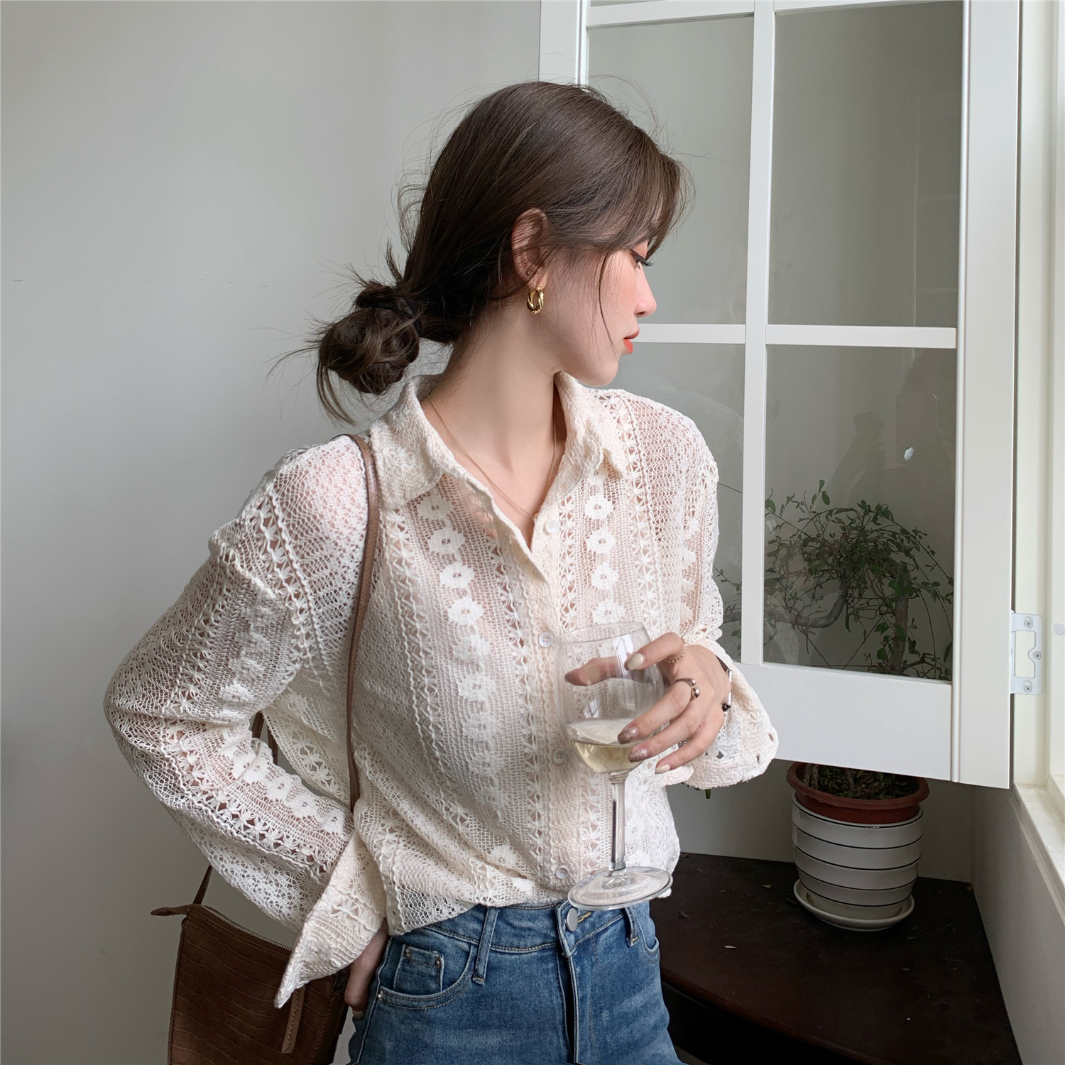 Real price ~ hook flower hollow out lace shirt Korean women's loose and thin sun proof Long Sleeve Shirt