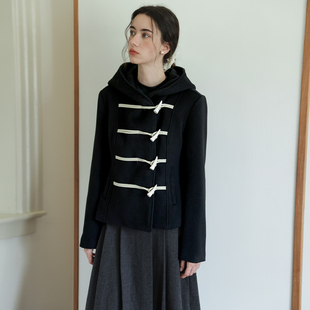 春也白全羊毛短款连帽牛角扣大衣女秋冬新款修身显瘦保暖外套黑色