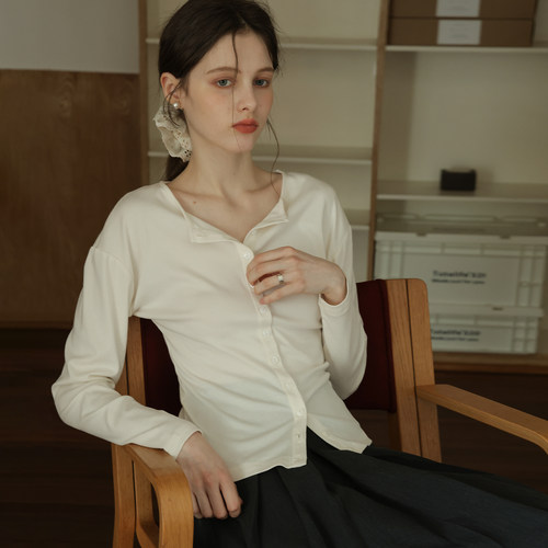 春也白 小众设计感单排扣气质收腰显瘦长袖T恤女简约百搭气质上衣