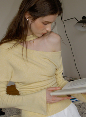 春也白 设计感慵懒风斜肩飘带长袖T恤女春新款内搭打底衫露肩上衣