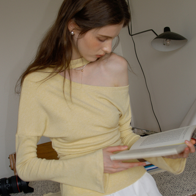 春也白 设计感慵懒风斜肩飘带长袖T恤女秋新款内搭打底衫露肩上衣