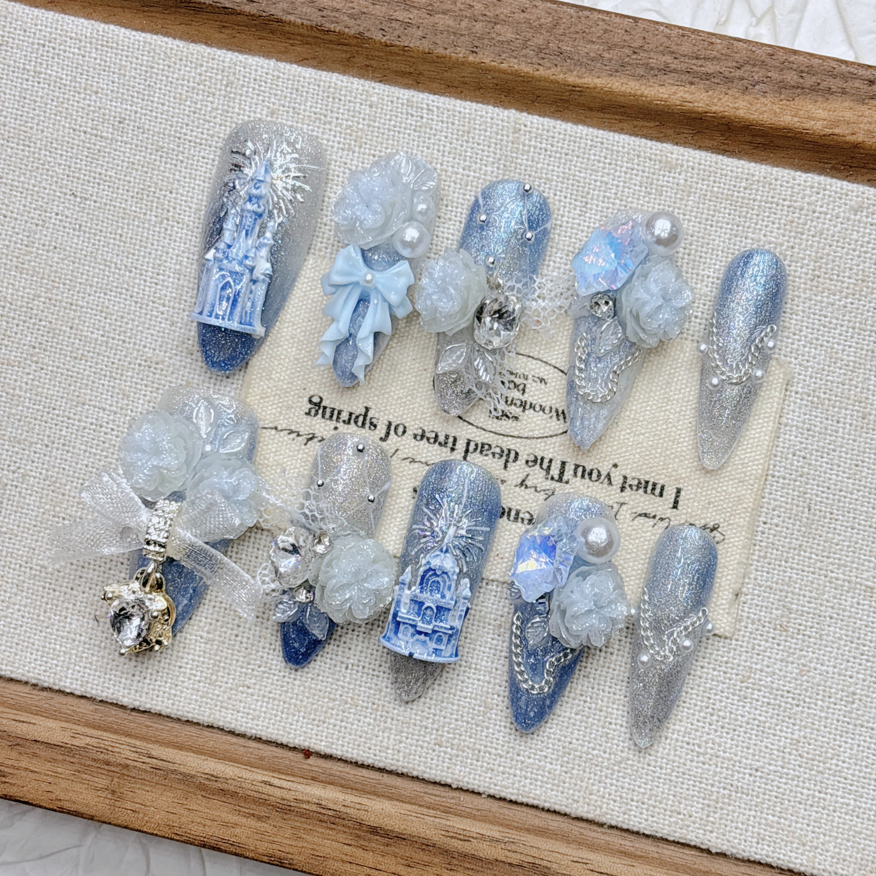 蓝色城堡秋冬新品高级感美甲重工显白纯手工穿戴甲2026新年中长款,彩妆/香水/美妆工具,穿戴甲/甲片,淘宝优惠券,粉丝福利购,淘宝优惠卷