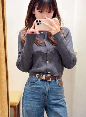 法单M家 26春夏法式甜美纯色金色字母装饰针织开衫FPCA00697