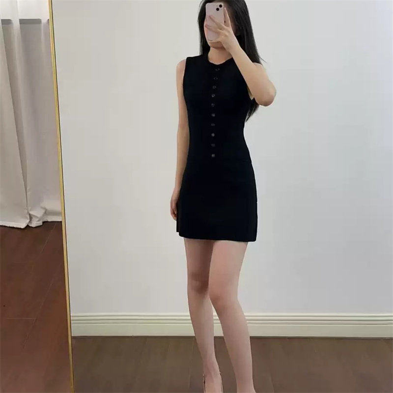 法单家优雅气质黑色圆领毛绒包边短款针织外套+无袖收腰连衣裙女