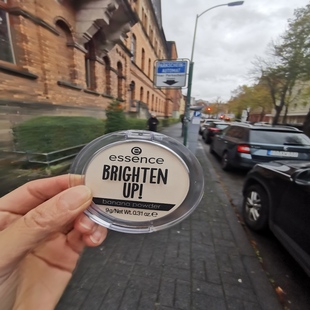 Up香蕉粉饼散粉定妆蜜粉雾面控油提亮 Brighten 德国直邮 essence