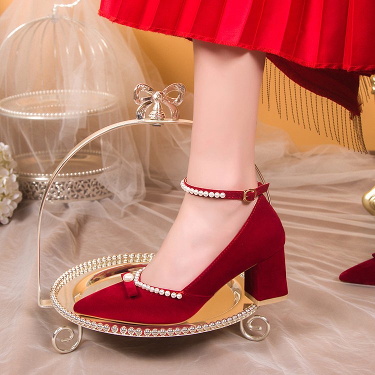 绝美红色高跟鞋女2025粗跟不累脚丝绒中式秀禾珍珠扣孕妇婚鞋新娘