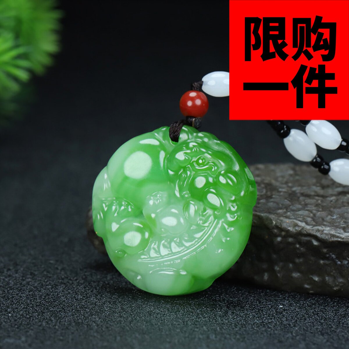 和田玉抱球貔貅钥匙扣挂件新疆玉白加绿有求必应貔貅吊坠玉坠包坠