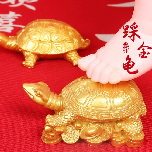 Годовой, хватаясь за Чжурной Черепах, памятный ребенок, наступающий на золотую черепаху тысячелетие китайского чистого ремесленного мастерства, чтобы поймать недельное украшение дня рождения