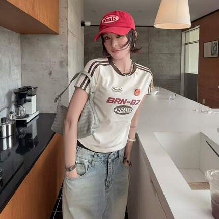 FISHYU美式复古短袖T恤女2026夏季新款三条杠正肩修身印花上衣潮