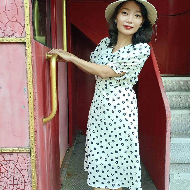 白色碎花小清新中长裙法式气质优雅系带V领连衣裙女甜美复古收腰