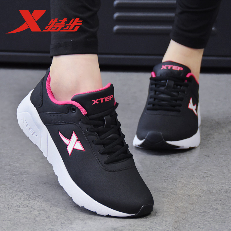 特步皮面防泼水轻便运动鞋女