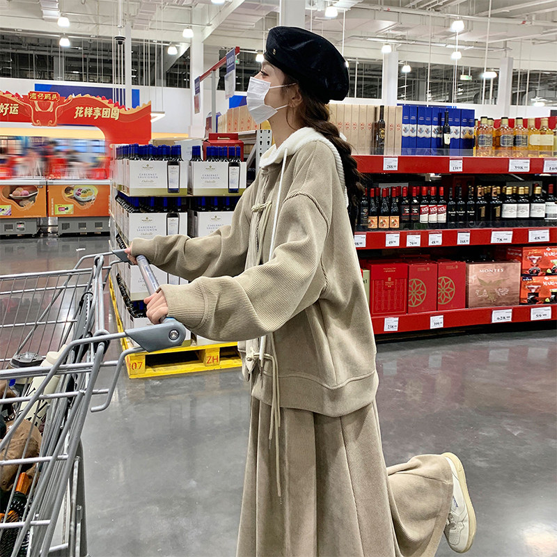 新中式国风穿搭卡其色连帽卫衣套装女初春秋超火好看半身裙两件套图片