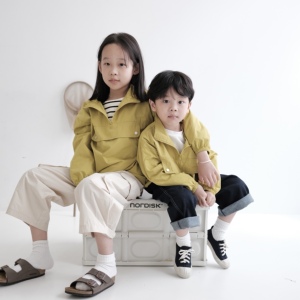 Lovinyanna妍呐童装 黄绿色防风衣+条纹长袖T+工装裤