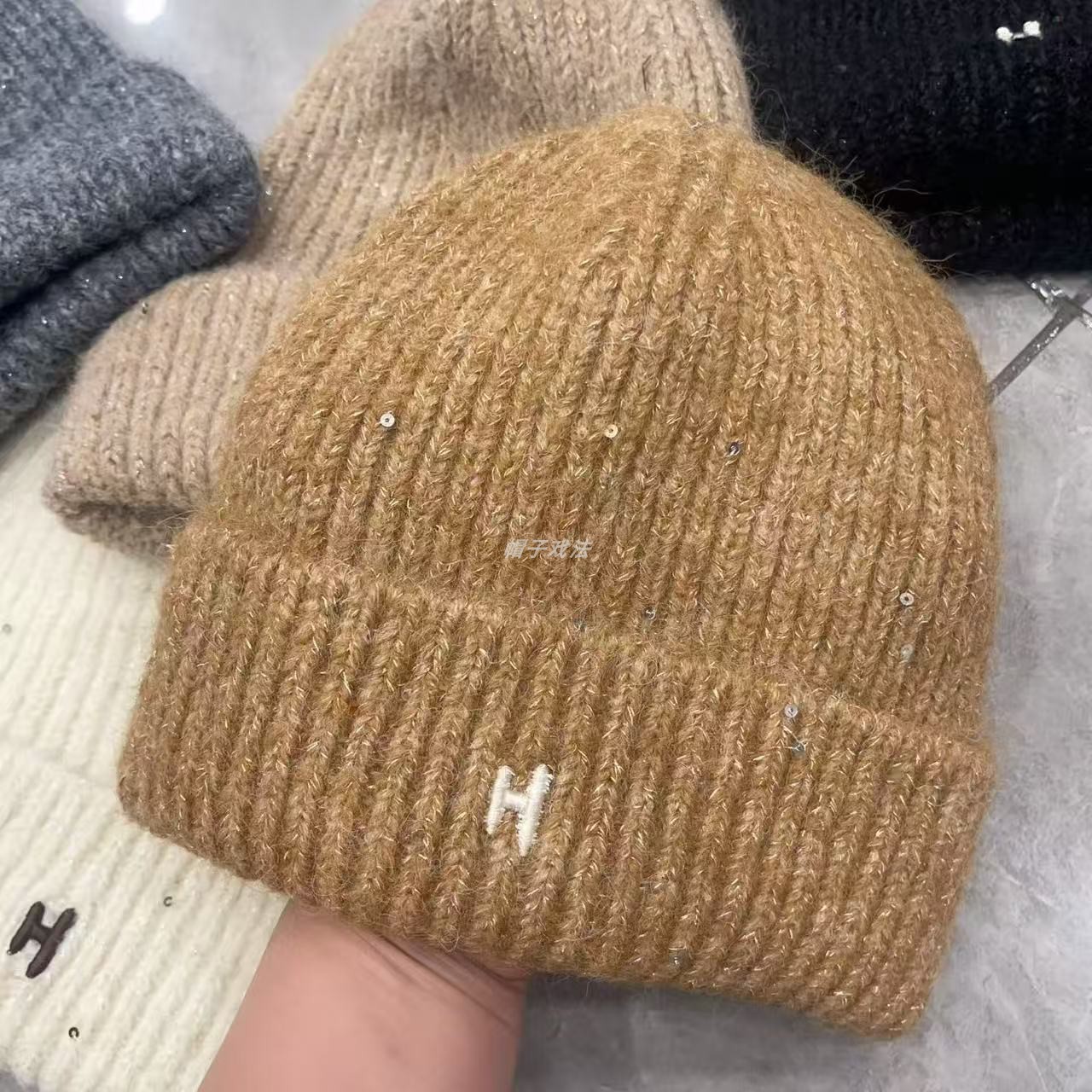 H刺绣大头围护耳亮片柔软百搭仿羊毛护耳秋冬保暖翻边男女针织帽