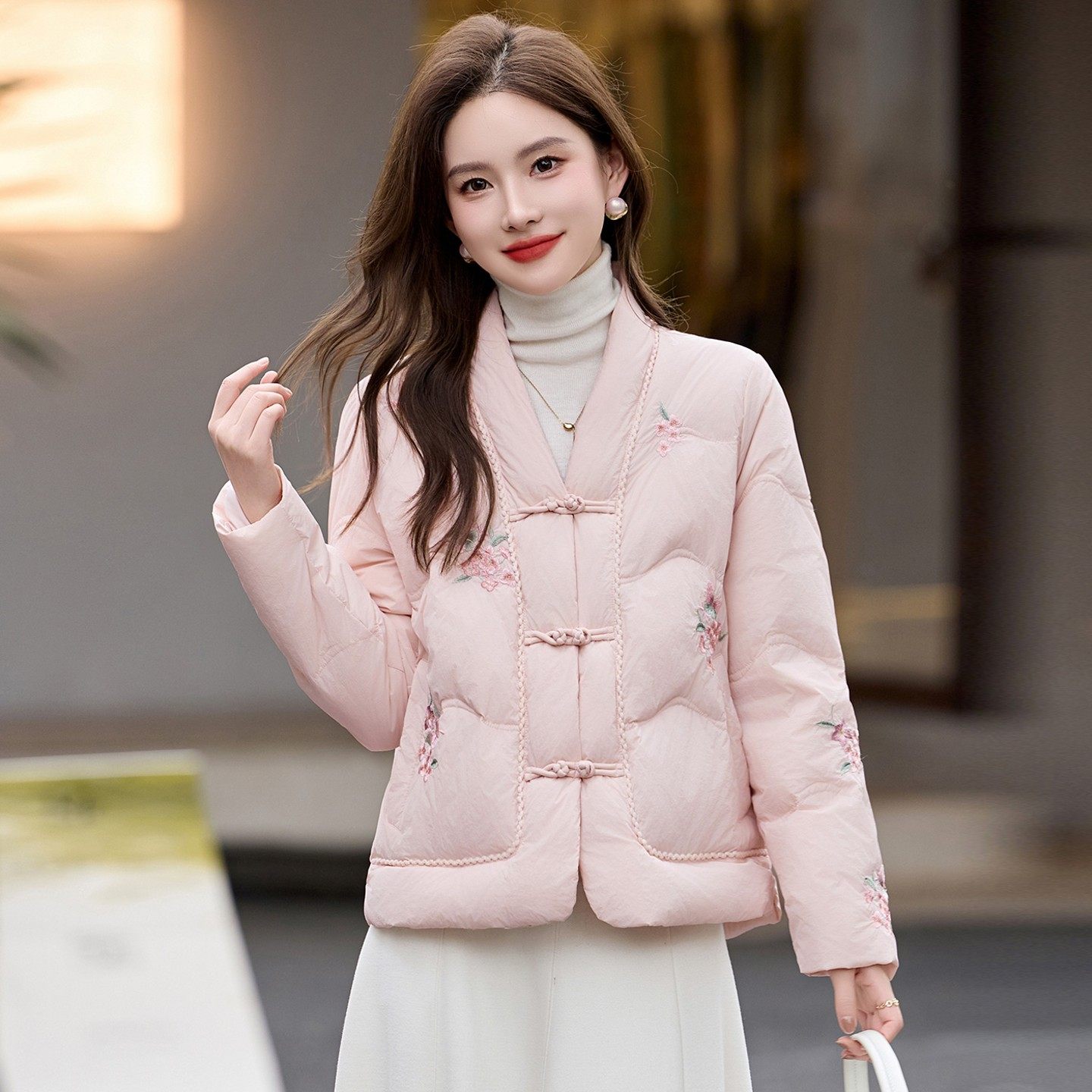 新中式刺绣V领盘扣羽绒服女2025冬季气质减龄轻薄保暖白鸭绒外套,女装/女士精品,羽绒服,淘宝优惠券,粉丝福利购,淘宝优惠卷