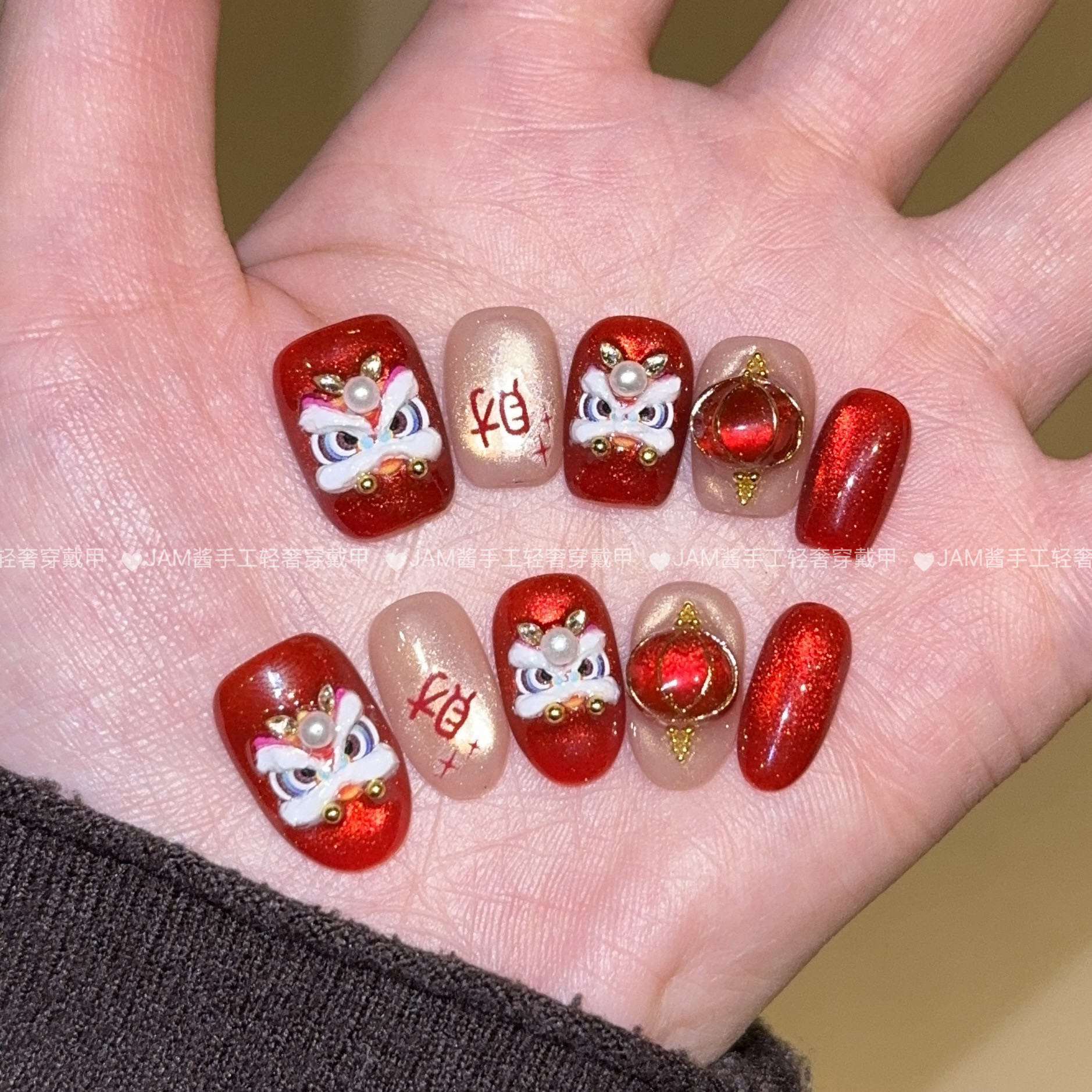 萌狮送福 新年新款纯手工穿戴甲短款醒狮灯笼红色猫眼美甲高级感,彩妆/香水/美妆工具,穿戴甲/甲片,淘宝优惠券,粉丝福利购,淘宝优惠卷