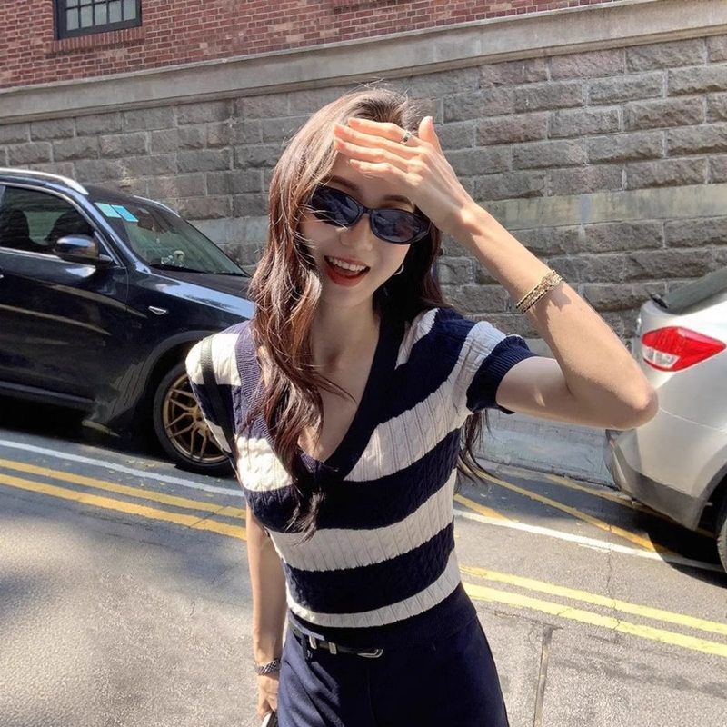 设计感条纹v领正肩短袖t恤女夏季复古麻花小众别致修身显瘦上衣潮