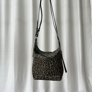小众品牌撤柜下架亏本清仓真皮配帆布时尚设计师款豹纹水桶包背包