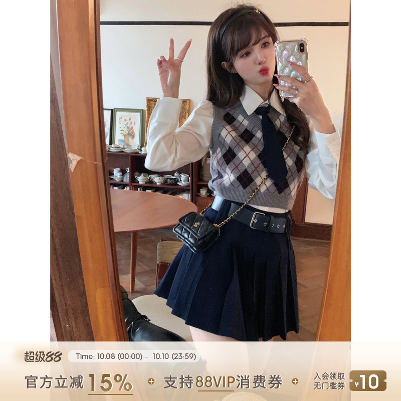 巴黎少女菱格针织马甲衬衫百褶裙