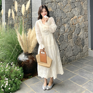 春季薄纱白色连衣裙女2025新款今年流行法式收腰绝美超仙V领长裙图片