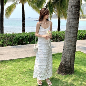 法式气质蕾丝吊带连衣裙女2025夏季新款高级感收腰显瘦度假风长裙图片