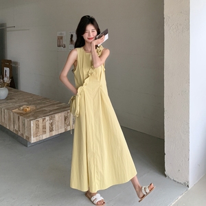 黄色温柔风背心连衣裙女2025夏新款法式高级感独特减龄显瘦a字裙图片