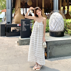 法式气质蕾丝吊带连衣裙女2025夏季新款高级感收腰显瘦度假风长裙图片