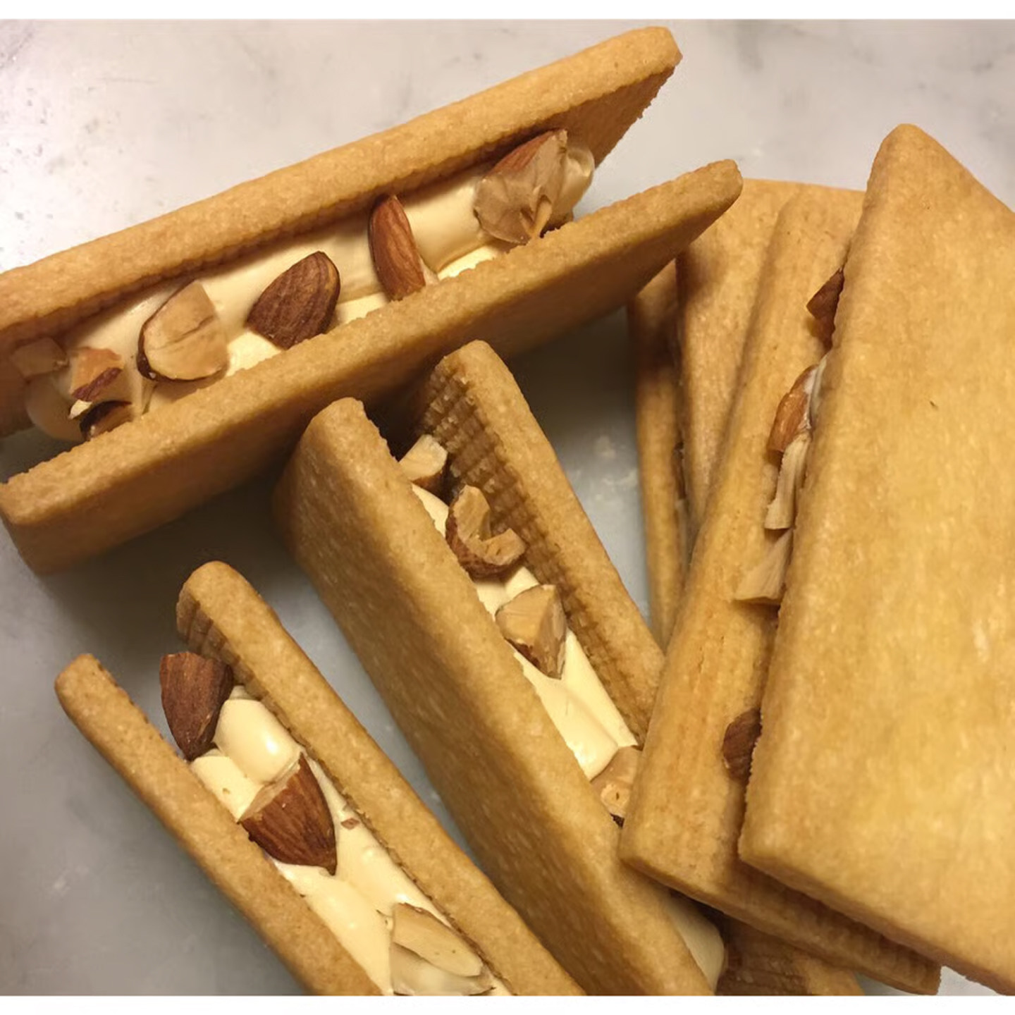 日本 冬季限定 海盐焦糖杏仁黄油奶油夹心三明治曲奇 10枚