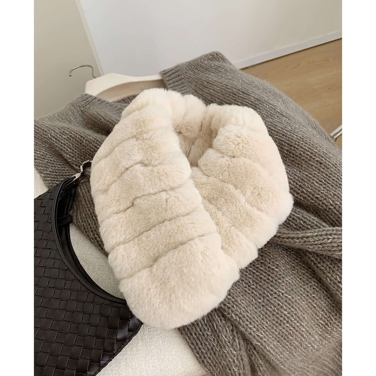 温暖双面 100獭兔毛龙猫纹磁吸皮草围巾百搭新品加厚毛毛围脖毛领