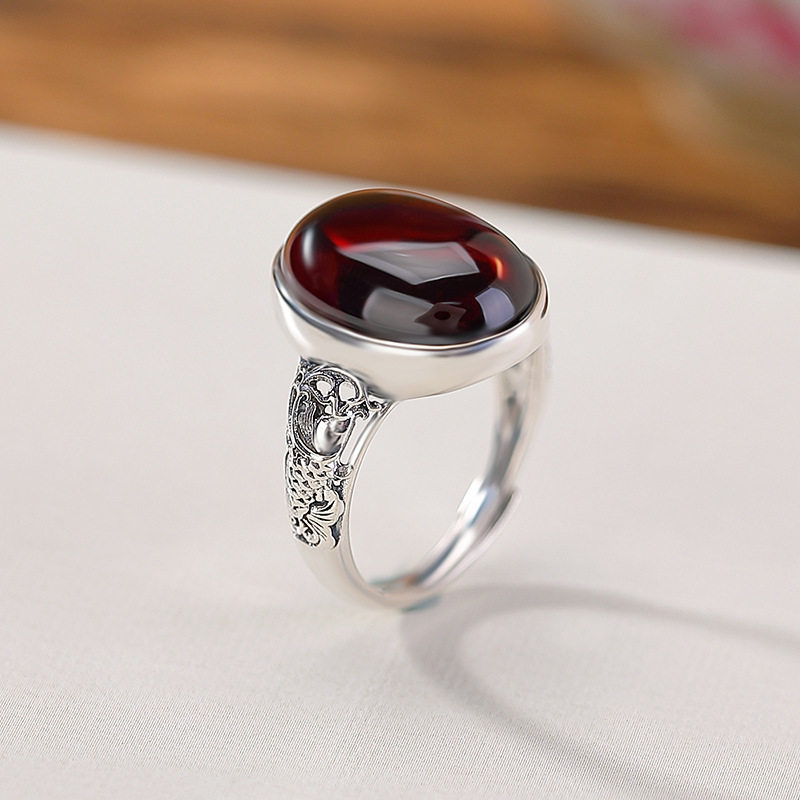 唯美女人味血珀s925纯银锦鲤蛋面椭圆简约中式复古做旧银戒指女款