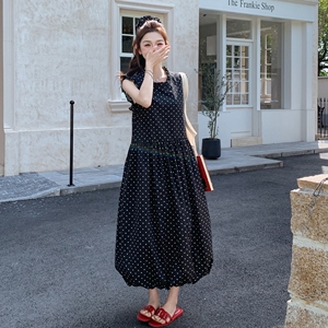 慵懒风气质波点连衣裙女夏季2025新款法式设计感时尚花苞背心裙子图片