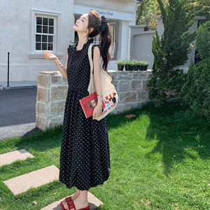 慵懒风气质波点连衣裙女夏季2025新款法式设计感时尚花苞背心裙子图片