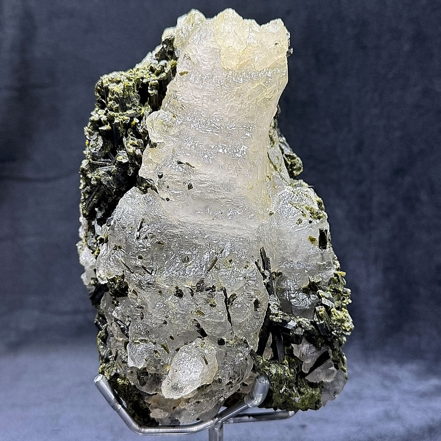 溶蚀白水晶绿帘石共生矿标摆件